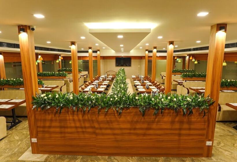 בית מלון כפרי Sunstar Residency & Food Plaza Pala