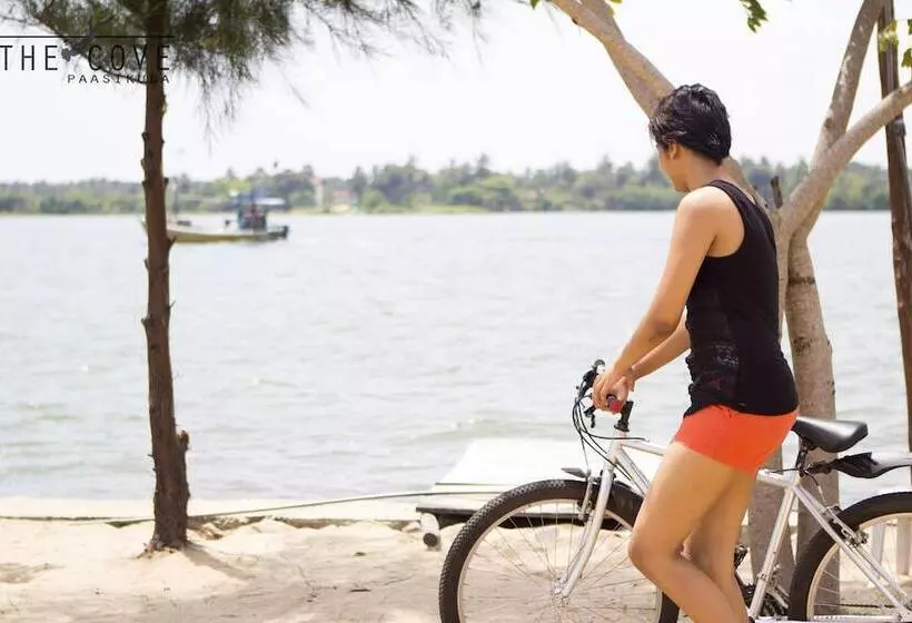 ホテル The Cove Pasikuda