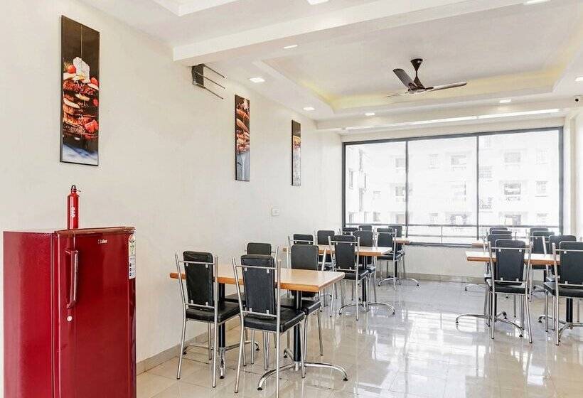 Отель Oyo Living 26804 Luxurious Studio Rooms