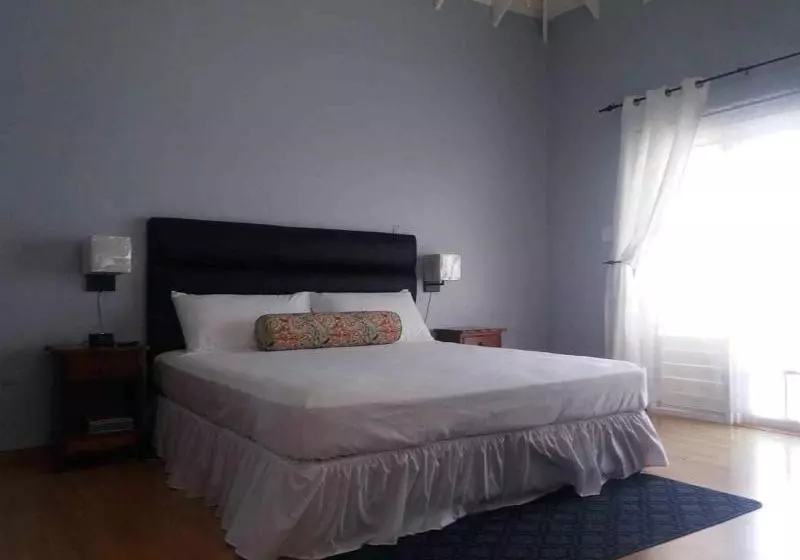 هتل Studio Chateau  Manor Park, Kingston 8