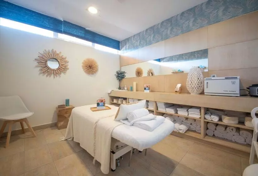 Отель blau colònia sant jordi