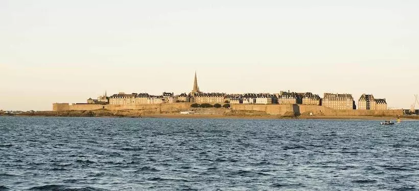 Отель Hôtel Des Marins