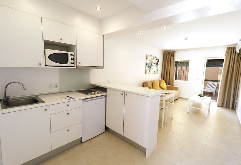 Naika Studios & Apartments