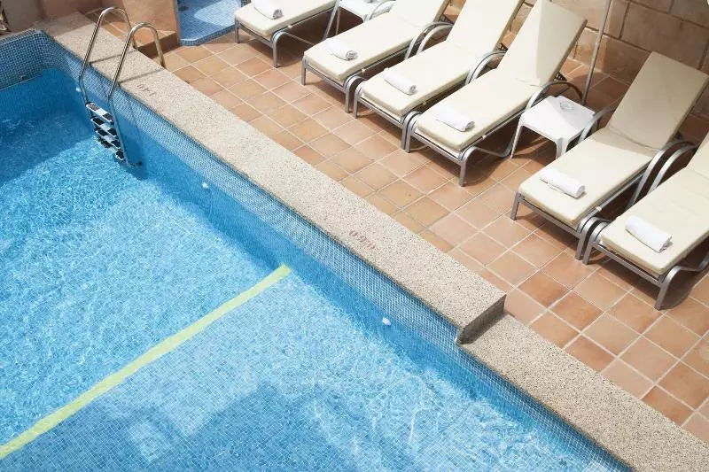 Naika Studios & Apartments