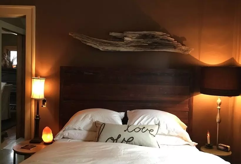 Aamiaismajoitus (B&B) Kara S Kottages @ N. Clarendon St