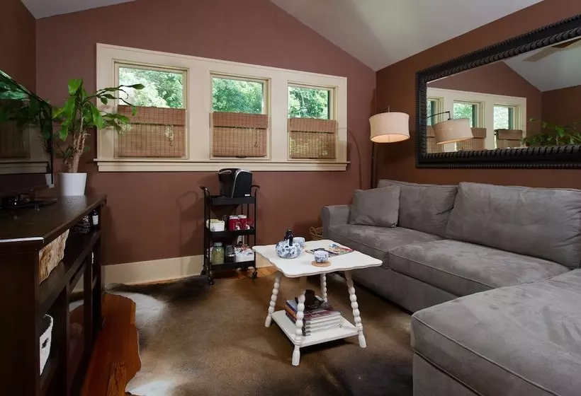 Aamiaismajoitus (B&B) Kara S Kottages @ N. Clarendon St