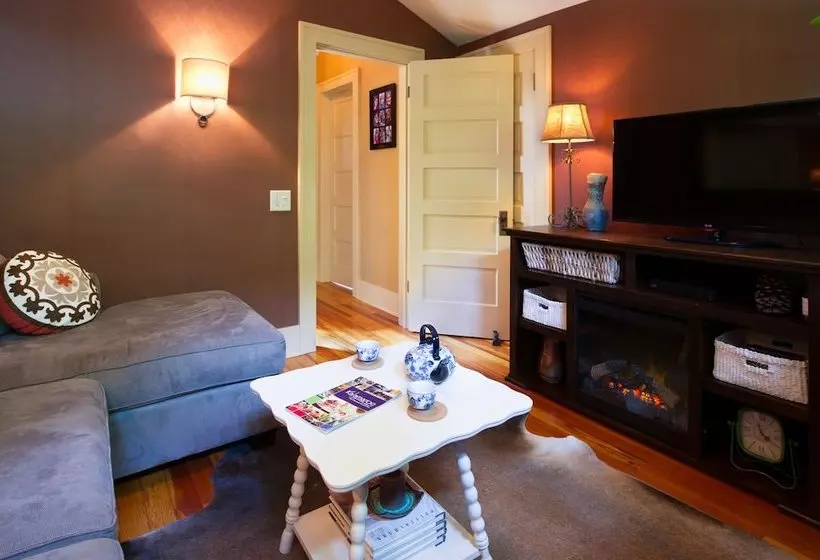 Aamiaismajoitus (B&B) Kara S Kottages @ N. Clarendon St