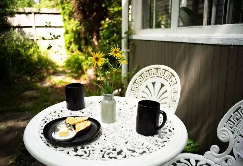 Black Walnut Bed And Breakfast