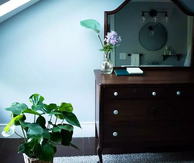 Black Walnut Bed And Breakfast