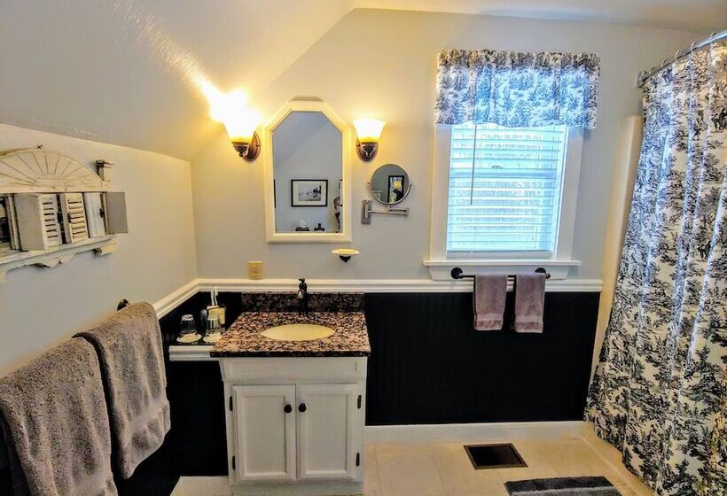 Greenwoods Bed & Breakfast Inn