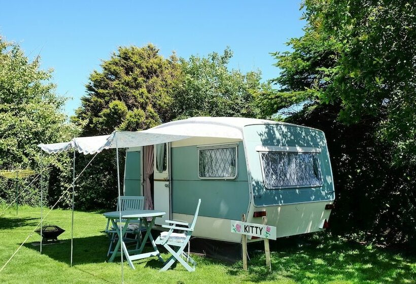 Kitty Unique 60s Caravan Set In Pretty Garden