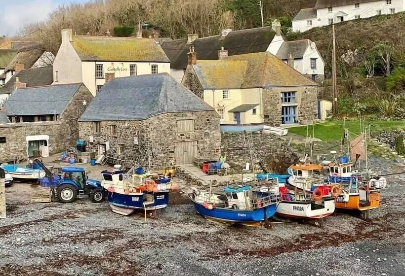 Kitty Unique 60s Caravan Set In Pretty Garden