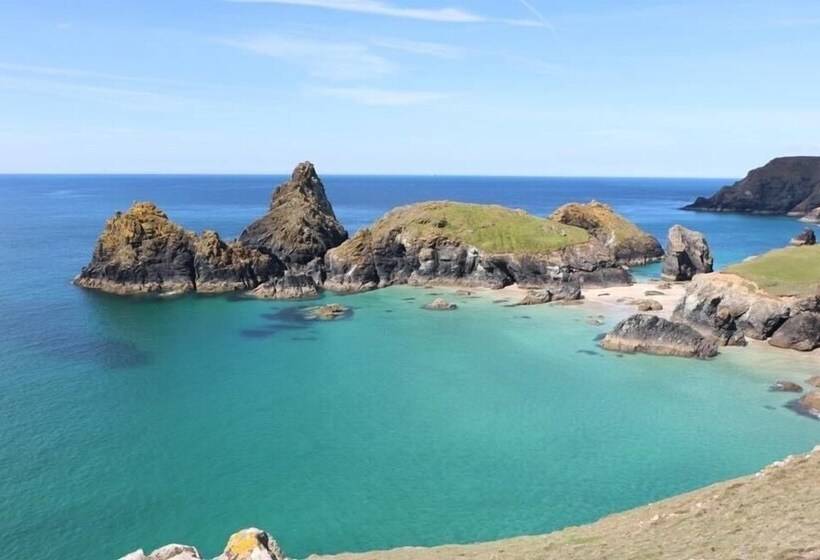 Kitty Unique 60s Caravan Set In Pretty Garden