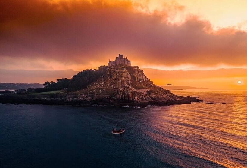 Kitty Unique 60s Caravan Set In Pretty Garden