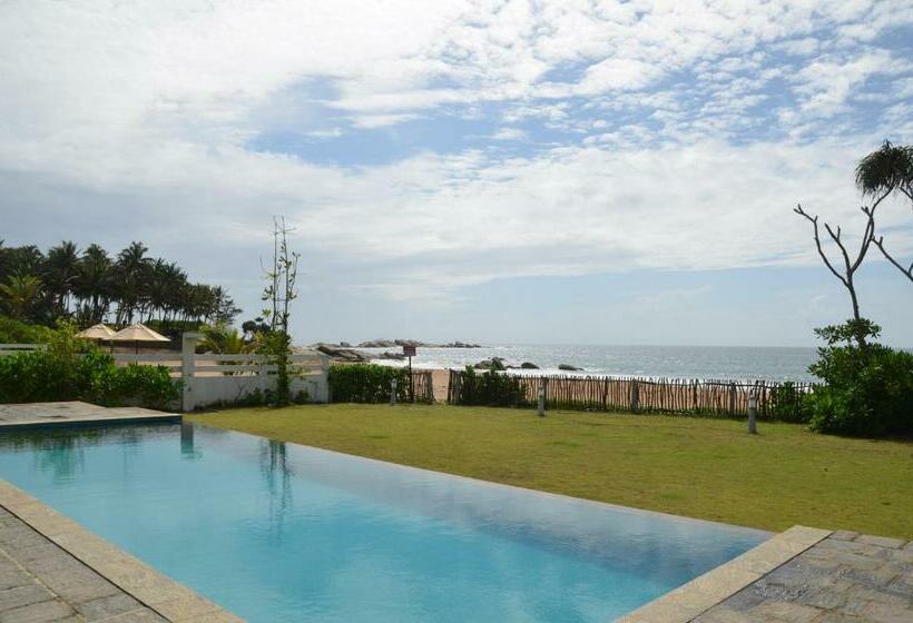 Отель Bungalow By The Beach