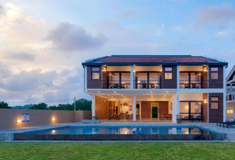 Отель Bungalow By The Beach