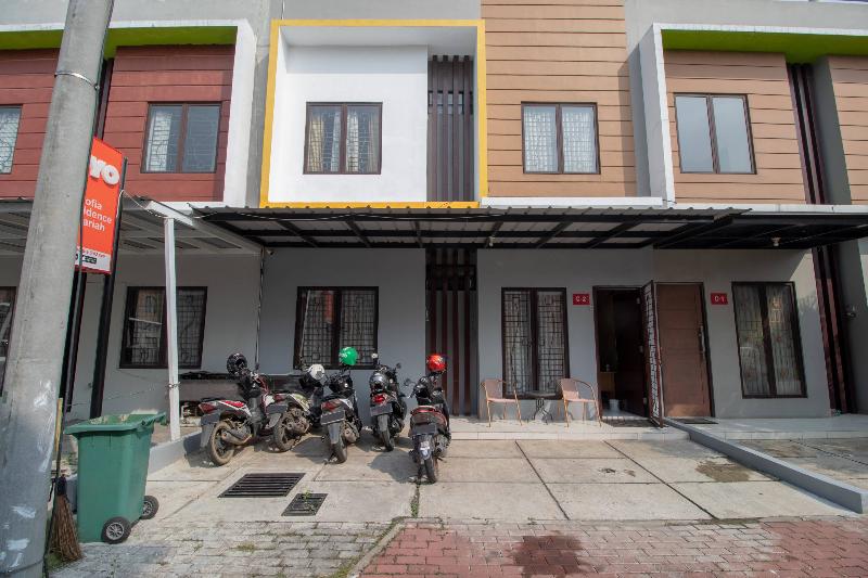 בית מלון כפרי Oyo 3253 Sofia Residence Syariah