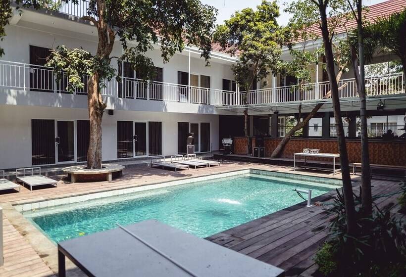 פנסיון Double A House