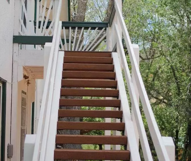 Historic Smith Hotel B&b