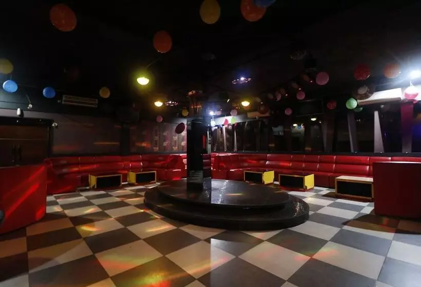 Hotelli Reddoorz Plus Near Dc Mall Batam