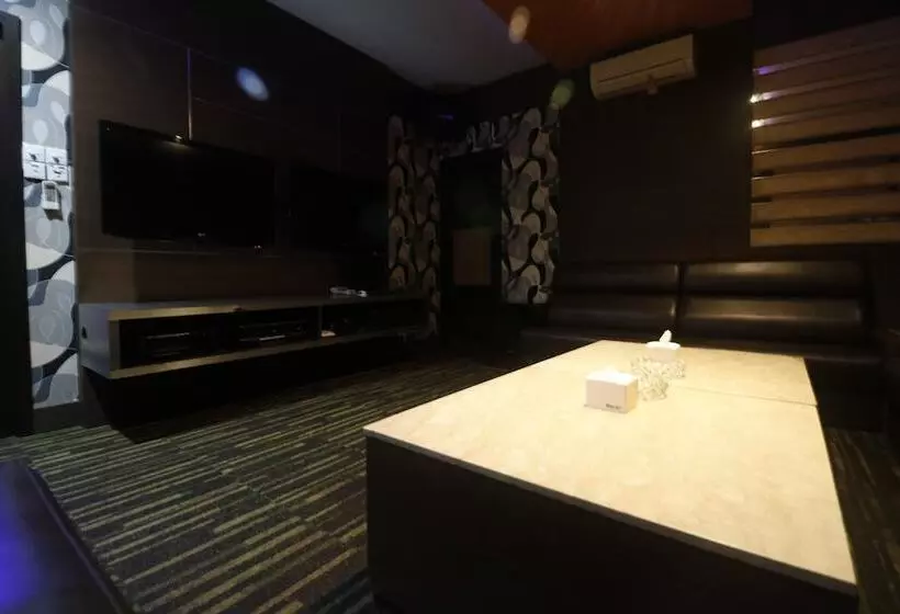 Hotelli Reddoorz Plus Near Dc Mall Batam