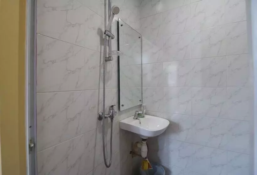 Hotelli Reddoorz Plus Near Dc Mall Batam