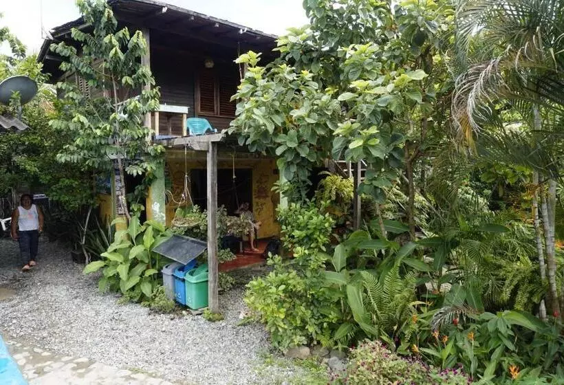 Majatalo Dive And Green Capurgana