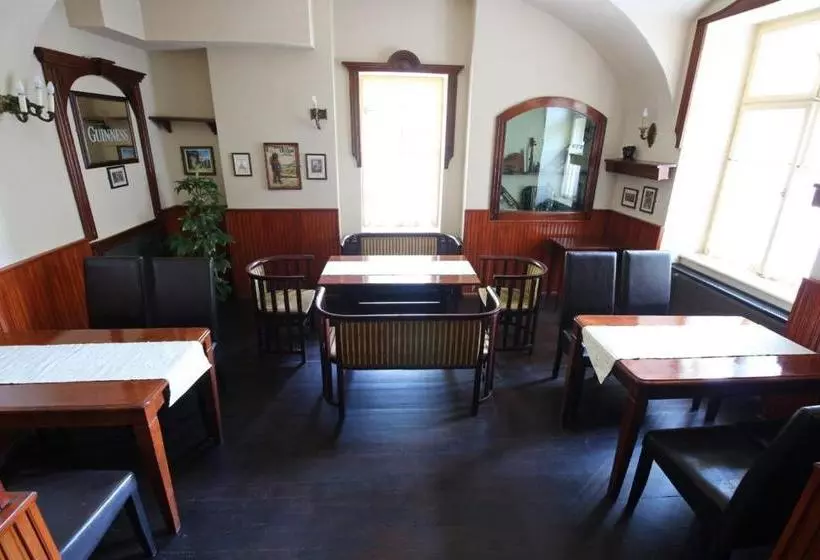 تختخواب و صبحانه Play Pub étterem és Panzió