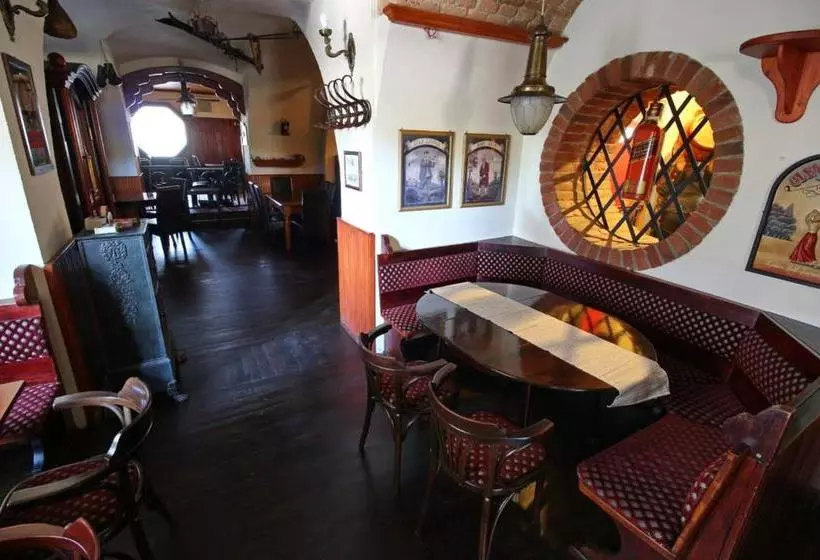 تختخواب و صبحانه Play Pub étterem és Panzió
