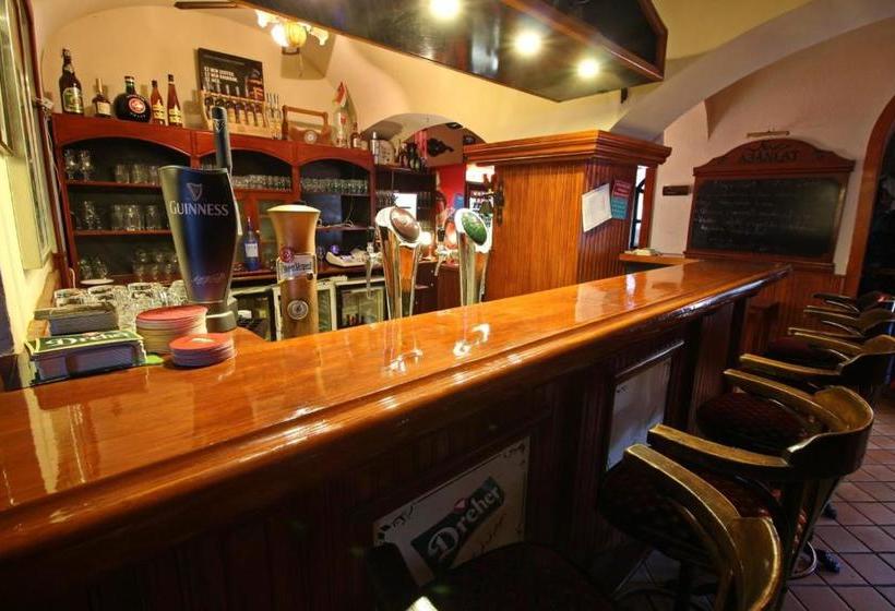 ベッドアンドブレックファースト Play Pub étterem és Panzió
