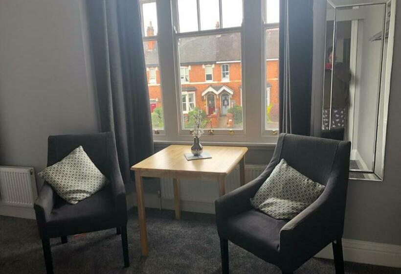 بنسيون Carlton Guest House