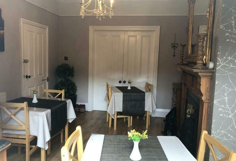 بنسيون Carlton Guest House