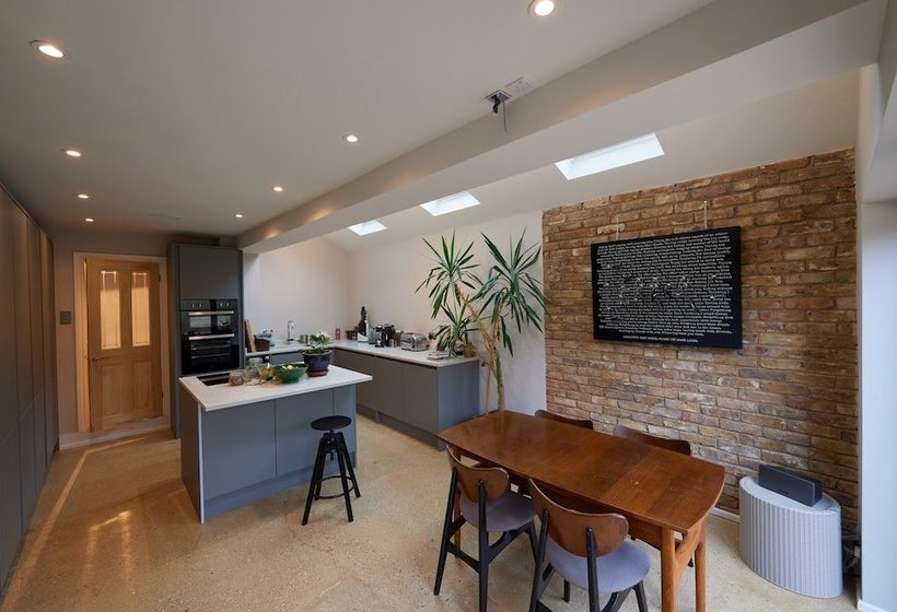 Modern 3 Bedroom House With Garden In Peckham