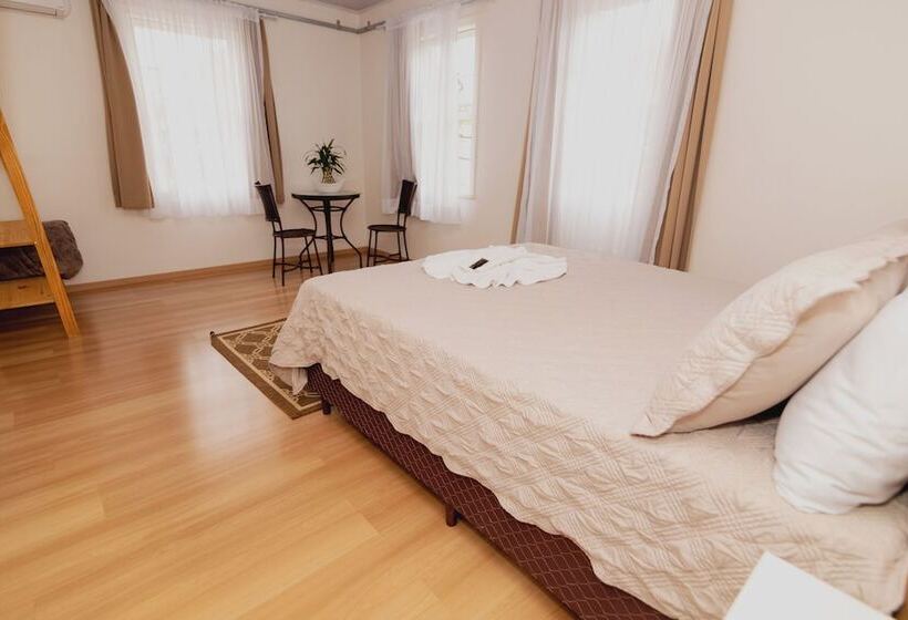 Araucária Hostel E Pousada