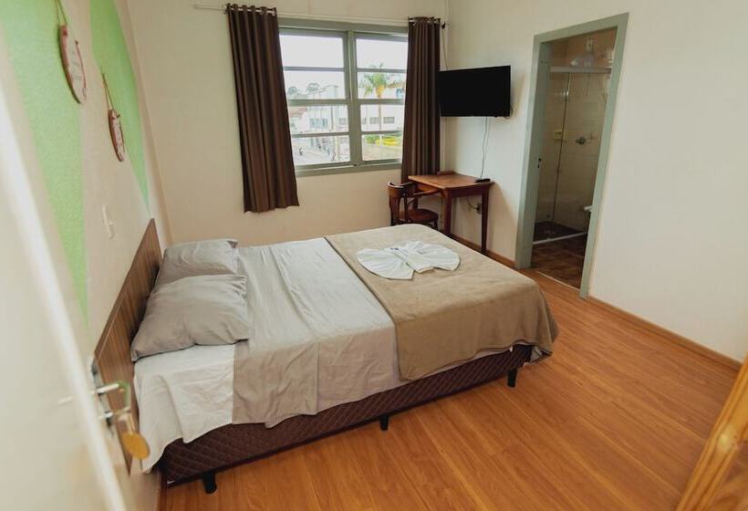 Araucária Hostel E Pousada