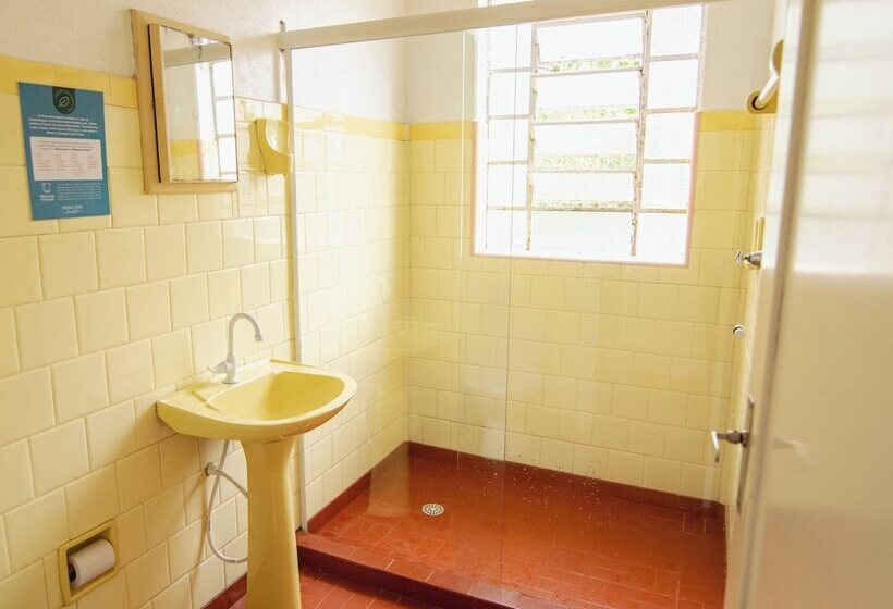 Araucária Hostel E Pousada