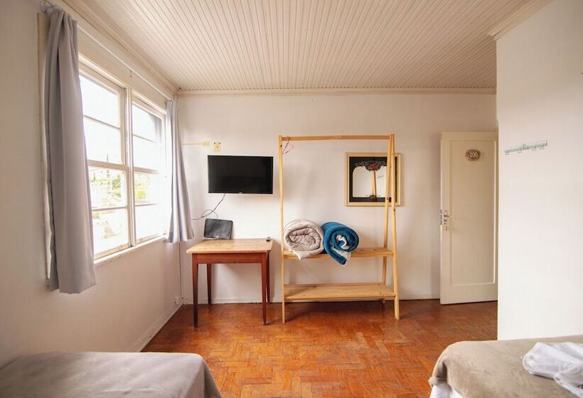 Araucária Hostel E Pousada