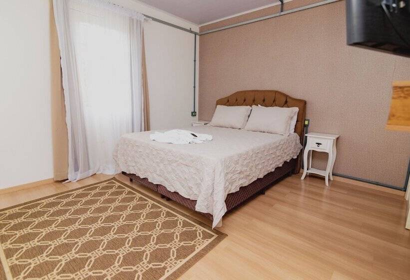 Araucária Hostel E Pousada