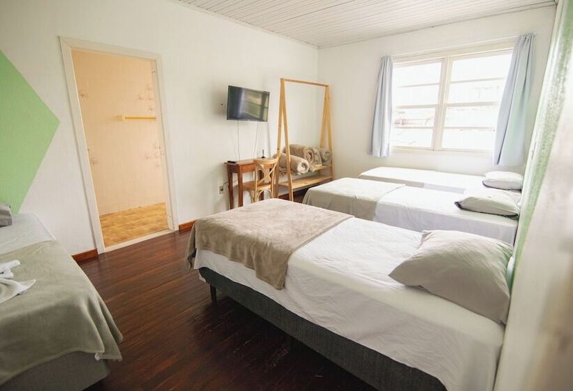 Araucária Hostel E Pousada