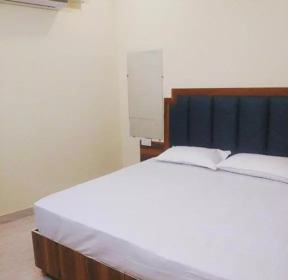 Hotelli Oyo 74203 Sbs Royal Stays