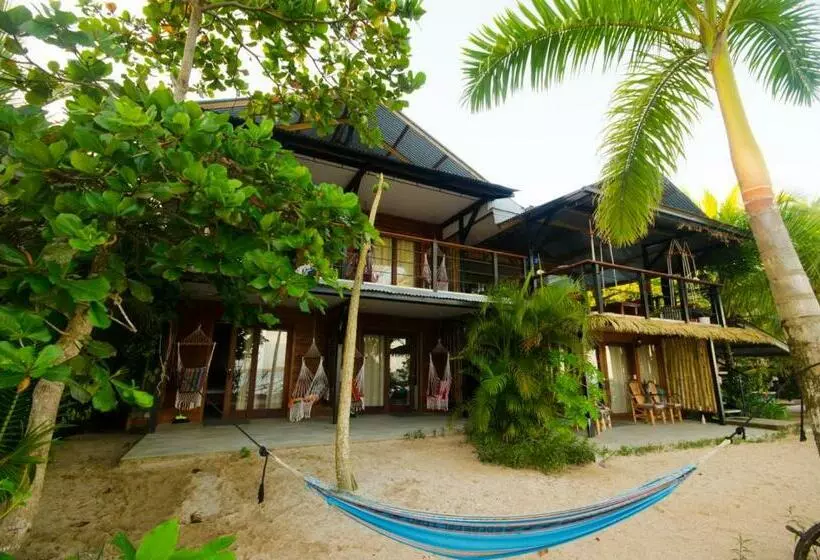 هاستل Skully's House