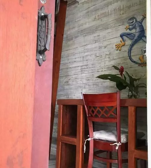 هاستل Skully's House