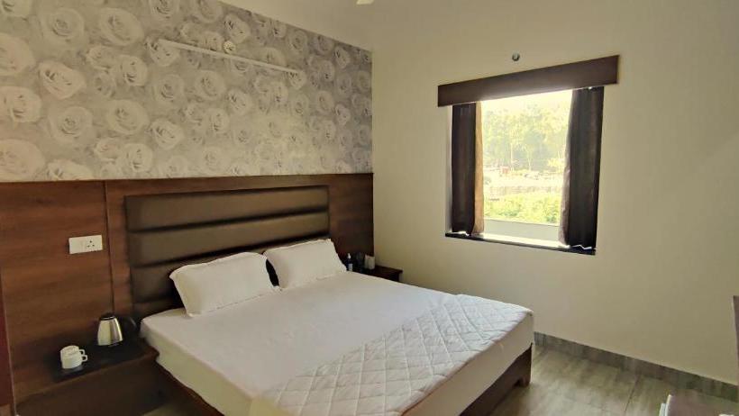 Four Seasons Hotel And Restaurant