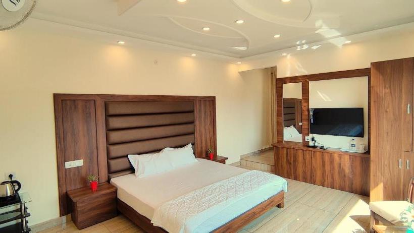 Four Seasons Hotel And Restaurant