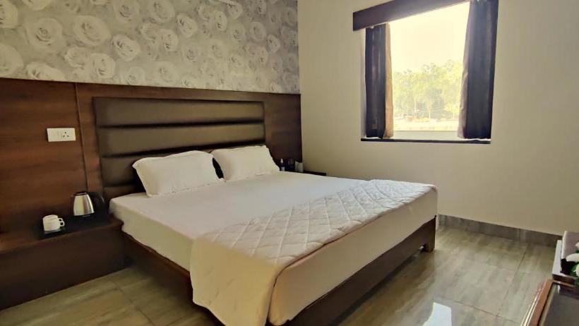 Four Seasons Hotel And Restaurant