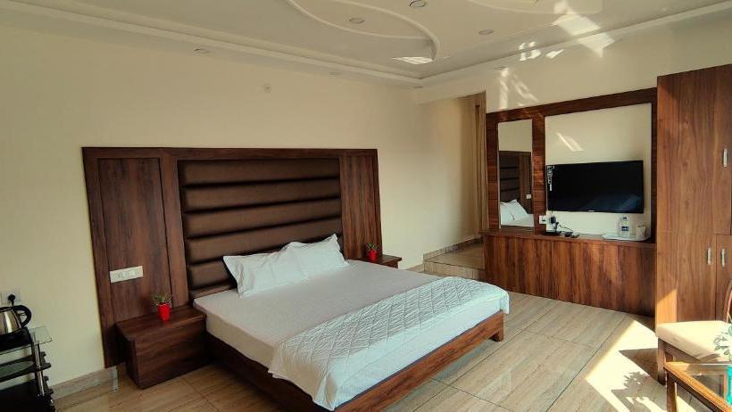 Four Seasons Hotel And Restaurant