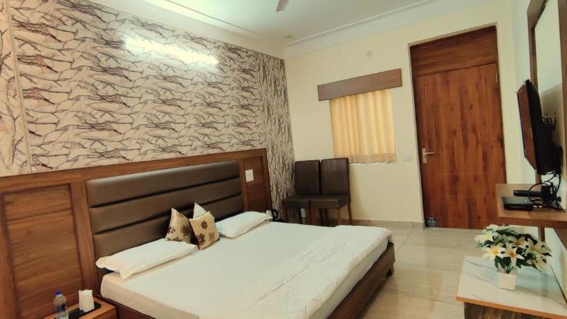 Four Seasons Hotel And Restaurant