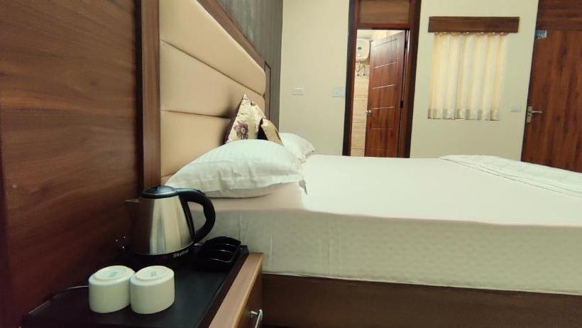 Four Seasons Hotel And Restaurant