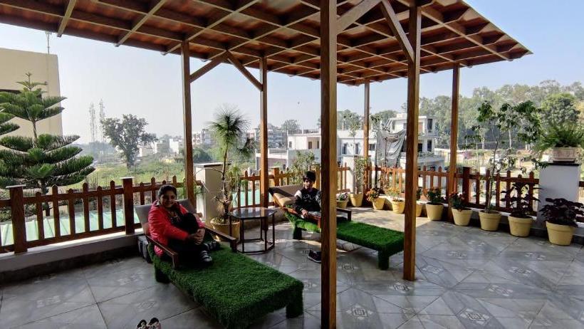 Four Seasons Hotel And Restaurant