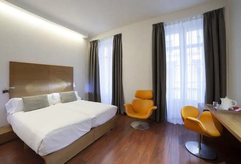 هتل Petit Palace Plaza Malaga